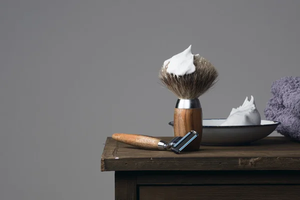 Herramientas de afeitado húmedo vintage en una mesa de madera — Foto de Stock