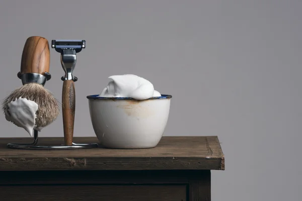 Equipo de afeitado vintage sobre mesa de madera azul — Foto de Stock