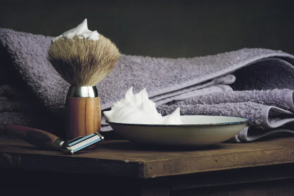 Ferramentas de barbear molhadas vintage em uma mesa de madeira — Fotografia de Stock