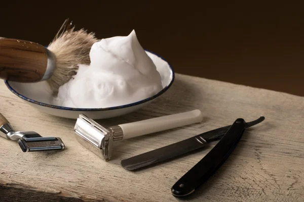 Equipamento de barbear vintage na mesa de madeira — Fotografia de Stock