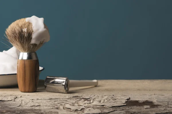 Винтажное бритье Оборудование на деревянном столе — стоковое фото