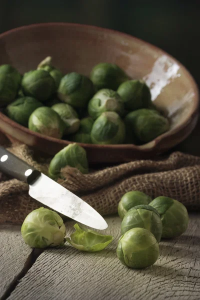 Ongeschilde spruiten op een houten tafel — Stockfoto