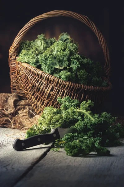 Couve fresca em uma cesta em uma mesa de madeira — Fotografia de Stock