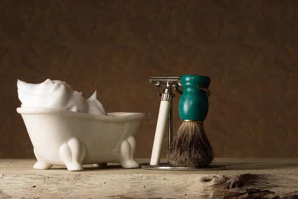 Équipement de rasage sur table en bois et fond vintage — Photo