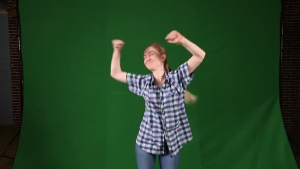 Gömlekli Bir Kadın Krom Bir Anahtarın Arka Planına Zıplar Yüzünü — Stok video