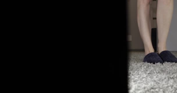 Kobiece Stopy Ciepłych Kapciach Szarym Dywanie — Wideo stockowe