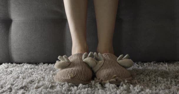 Žena Pantoflích Sedí Pohovce Pohybuje Nohama — Stock video