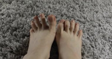 Kadın ayakları gri halıda, üst manzara