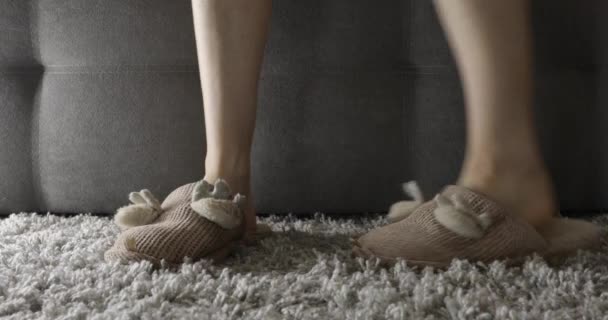 Vrouw Slippers Zit Bank Doet Haar Schoenen Uit — Stockvideo