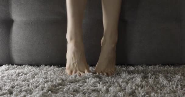 Kadın Ayakları Gri Yumuşak Halıya Kapanıyor — Stok video