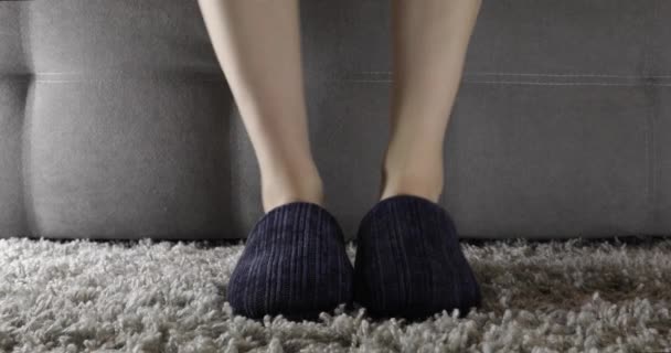 Femme Assoit Sur Canapé Enlève Ses Pantoufles Grimpe Avec Ses — Video