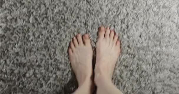 上から見た女性の足は灰色の絨毯の上で踊り — ストック動画