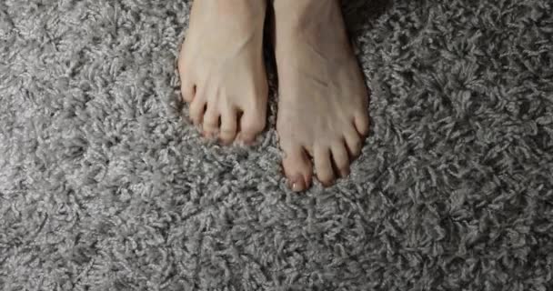 Pieds Femelles Sur Tapis Gris Vue Dessus — Video