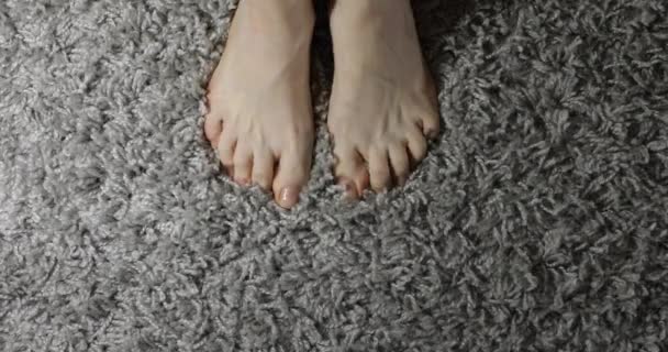 Pieds Femelles Sur Tapis Gris Vue Dessus — Video