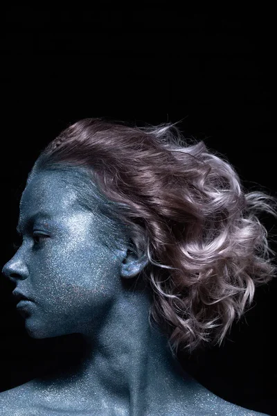 Girl Blue Face Profile Sparkles Close Black Wall Looks Forward — Stock Photo, Image