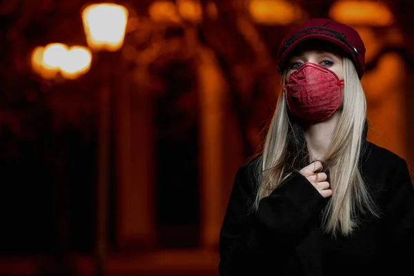 Une Fille Vêtue Manteau Noir Masque Rouge Promène Dans Ville — Photo
