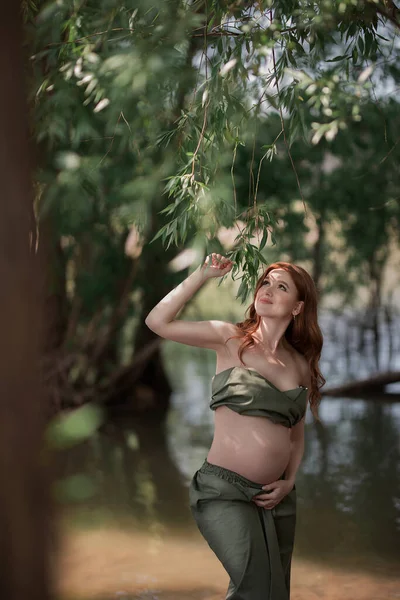 Gravid Rödhårig Flicka Skogen Tittar Upp Mot Trädet — Stockfoto