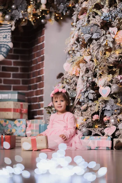 小女孩坐在圣诞树下 带着礼物 — 图库照片