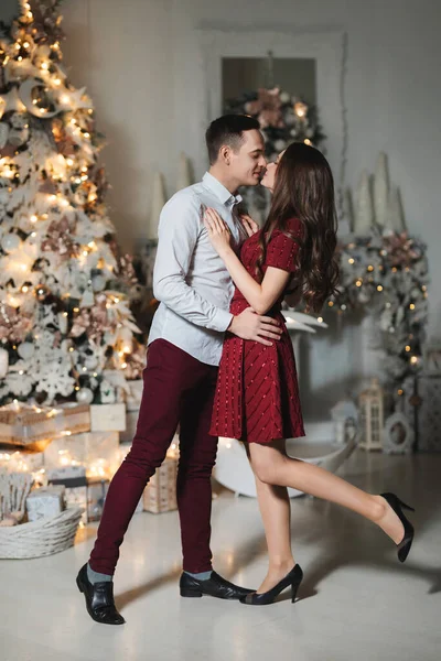 Niño Niña Sala Año Nuevo Sonríen Bailan — Foto de Stock