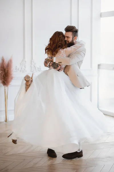 Cara Circulando Uma Menina Vestido Branco — Fotografia de Stock