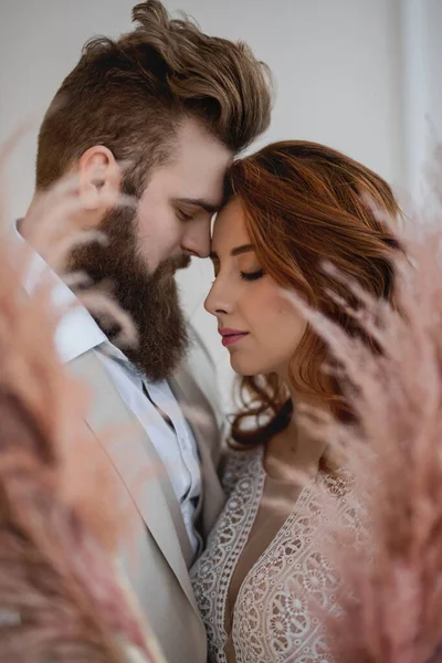 Close Portret Van Een Roodharig Meisje Een Bebaarde Jongen — Stockfoto