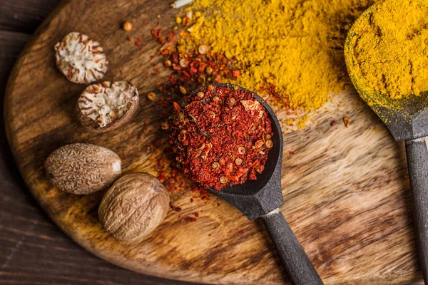 siyah ahşap kaşıklar renkli baharat topları