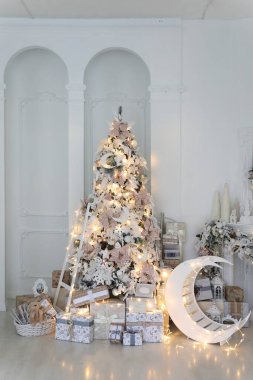 Beyaz oyuncaklar ve oyuncak hilal ile güzel Noel ağacı