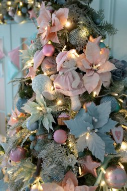 Pembe ve mavi Noel oyuncaklarıyla süslenmiş güzel Noel ağacı