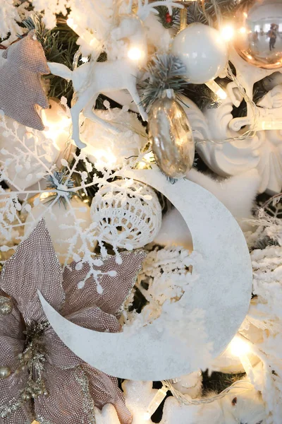 Bela Árvore Natal Branco Decorado Com Brinquedos Perto — Fotografia de Stock