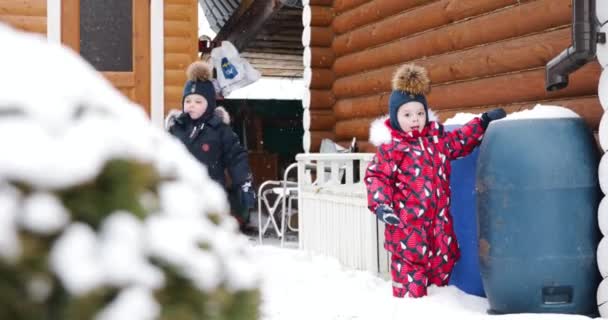 Kleine Kinderen Wandelen Buiten Winter — Stockvideo