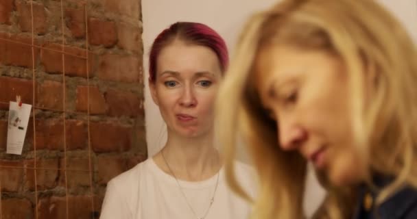 Bir Kadının Yüzü Çatı Katı Tarzı Bir Odada Makyaj Sanatçısı — Stok video