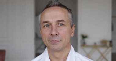 Yakın plan erkek yüzü elle imzayı gösteriyor.