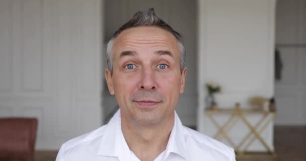 Yetişkin Bir Adam Ağzı Açıkken Duygusal Olarak Güler — Stok video