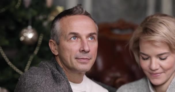 Retrato Hombre Una Mujer Adultos Sobre Fondo Árbol Navidad — Vídeos de Stock