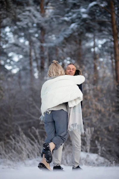 Volwassen Man Vrouw Knuffelen Straat Winter — Stockfoto