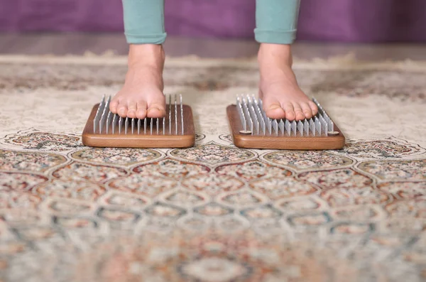 Yogi Vrouw Staat Nagels Benen Dicht Tot — Stockfoto