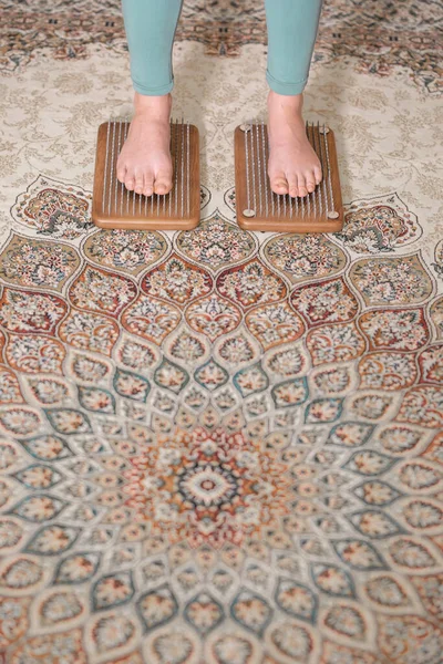 Yogi Vrouw Staat Nagels Benen Dicht Tot — Stockfoto