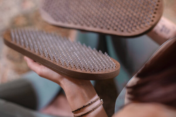 Женщина йога держит доску для стояния на ногтях