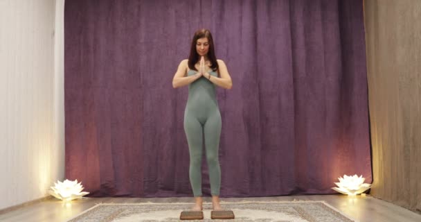 Yogi女人站在钉子上 — 图库视频影像