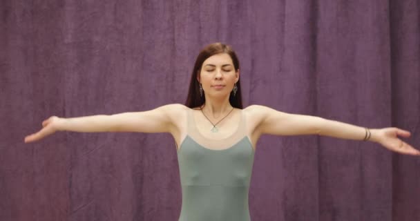 Yogi Mujer Haciendo Ejercicios Mano — Vídeos de Stock