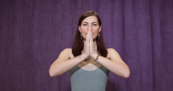 Yogi Frau Tanzt Mit Den Händen Und Macht Willkommensgeste — Stockvideo