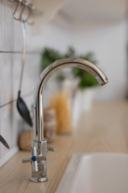 Yeni gri mutfak lavabosu musluğu