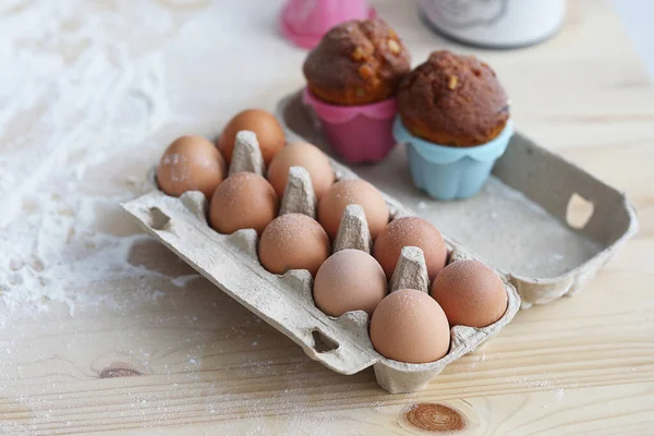 Яйця Відкритій Упаковці Кекси Столі Борошном — стокове фото