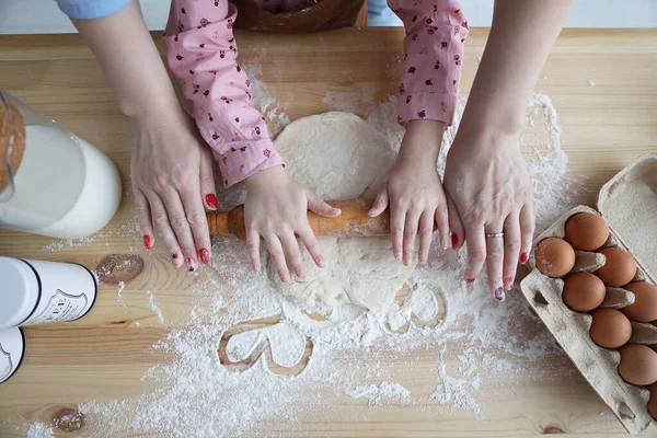 Matka Córka Kuchni Przygotowują Jedzenie Mąki Rysują Serca Mące — Zdjęcie stockowe