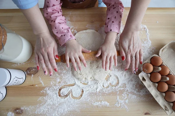 Matka Córka Kuchni Przygotowują Jedzenie Mąki Rysują Serca Mące — Zdjęcie stockowe