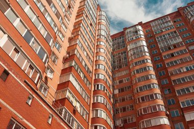 Turuncu tuğladan yapılmış tuğla bina. 