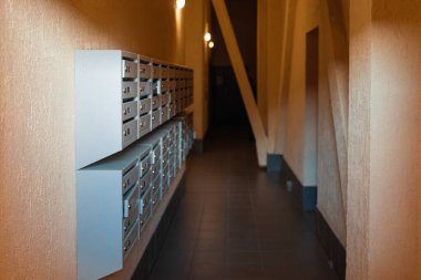 Posta kutuları evin girişinde.