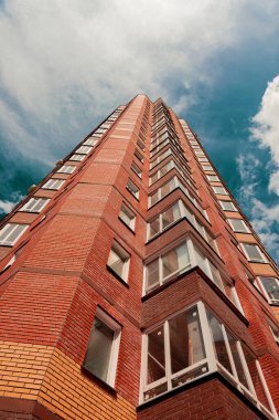 Turuncu tuğladan yapılmış tuğla bina. 