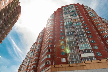 Turuncu tuğladan yapılmış tuğla bina. 