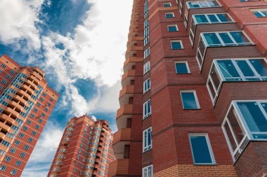 Turuncu tuğladan yapılmış tuğla bina. 